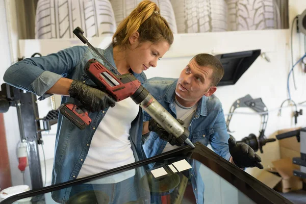 Vidros Femininos Usando Ferramentas Reparação Para Corrigir Rachaduras — Fotografia de Stock