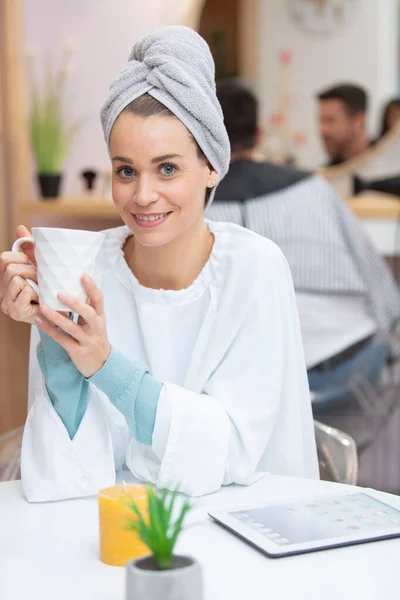 Mujer Peluquería Beber Café — Foto de Stock