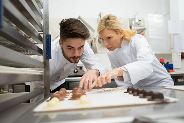 Koch Bereitet Schokoladeneier — Stockfoto