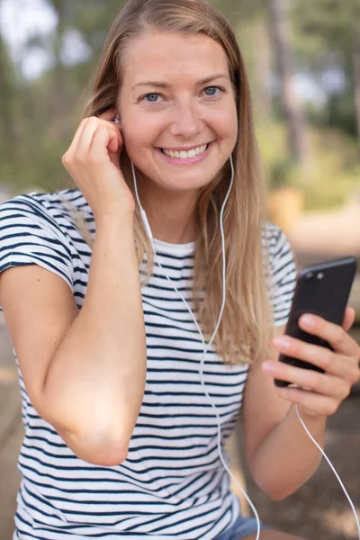 Femme Extérieur Portant Des Écouteurs Connectés Son Smartphone — Photo