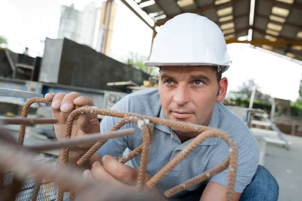 Gros Plan Homme Travaillant Sur Une Structure Métallique — Photo