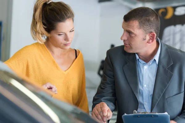 Kvinna Och Man Pratar Bilförsäkring — Stockfoto