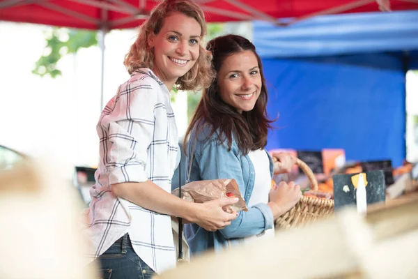 Glückliche Frauen Auf Dem Bauernmarkt — Stockfoto