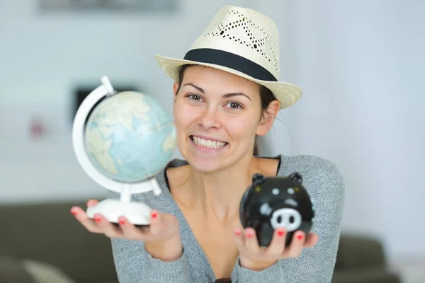 Lächelnde Dame Mit Globus Und Sparschwein — Stockfoto