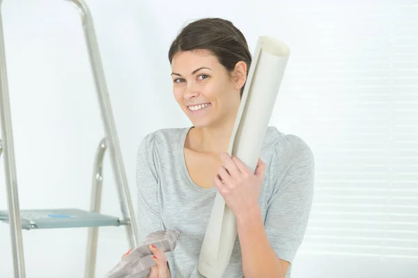 Gelukkig Vrouw Kijken Naar Blauwdruk — Stockfoto