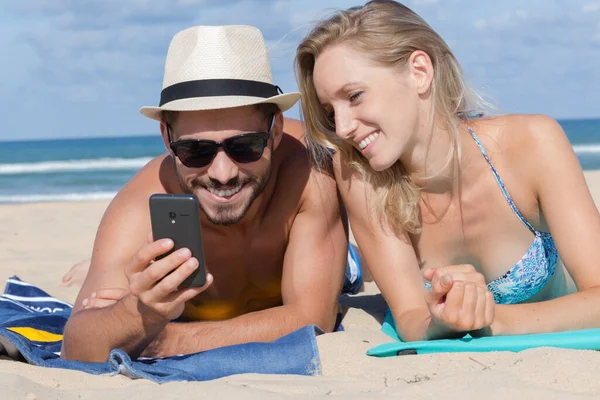 Coppia Spiaggia Con Cellulare — Foto Stock