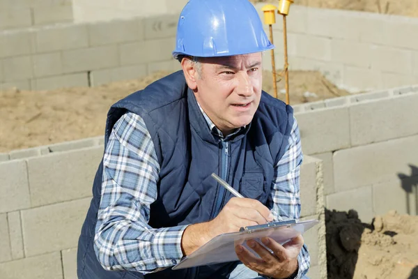 Industrieel Ingenieur Met Klembord Bouwplaats — Stockfoto