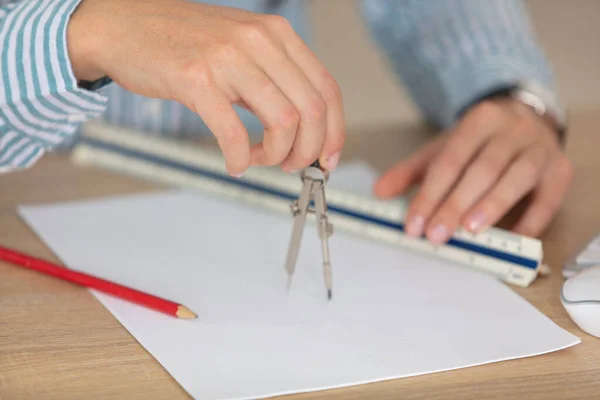 Vista Ravvicinata Delle Mani Utilizzando Una Bussola Una Scrivania — Foto Stock