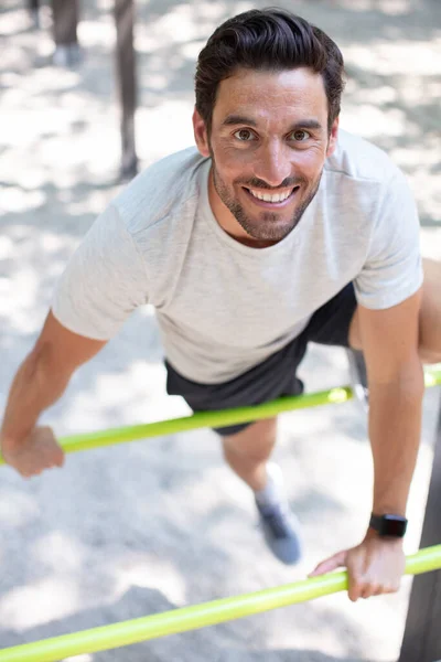 Man Doing Pull Ups Horizontal Bar Outdoors — Stock Photo, Image