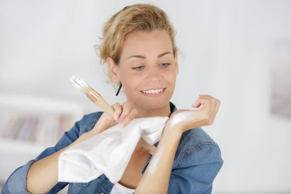Mulher Limpando Mãos Com Toalhetes Molhados — Fotografia de Stock