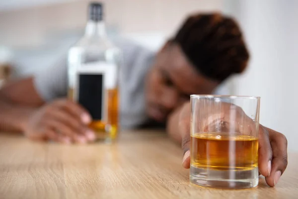 Алкоголь Залежний Чоловік Спить Столом — стокове фото