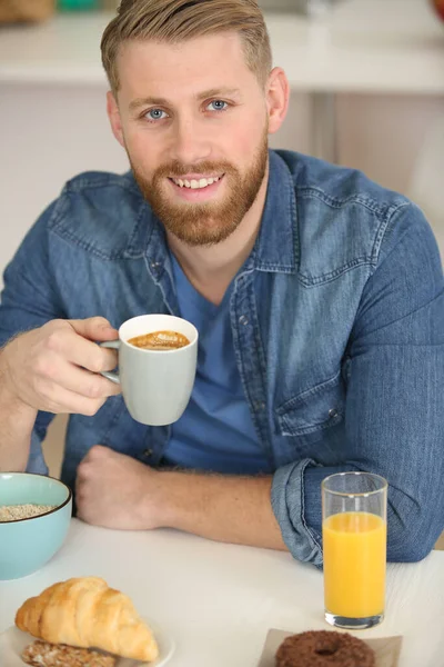 Ευτυχισμένος Άνθρωπος Ρίχνει Τον Καφέ Για Πρωινό — Φωτογραφία Αρχείου