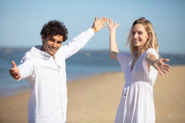 Happy Couple Beach Arms Open Wide — Stock Photo, Image