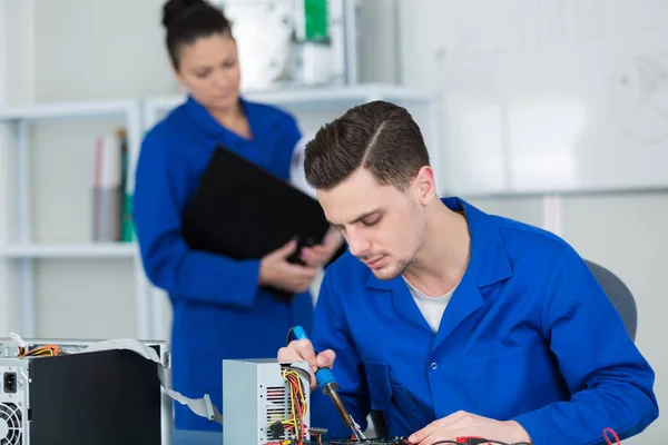 Equipe Estudantes Examinando Reparando Peças Computador — Fotografia de Stock