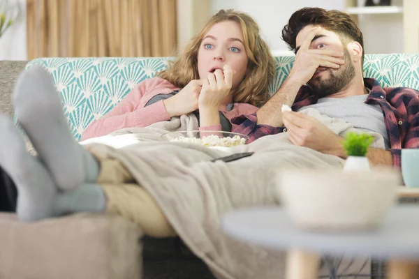 Casal Assustado Assistindo Filme Terror — Fotografia de Stock