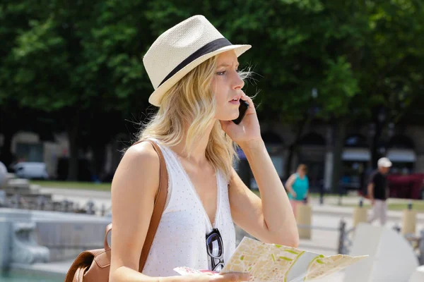 Belle Jeune Femme Chapeau Parlant Sur Téléphone Mobile — Photo