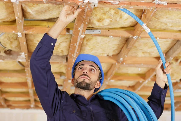 Hombre Trabajando Con Sistema Tuberías Techo Del Sótano —  Fotos de Stock