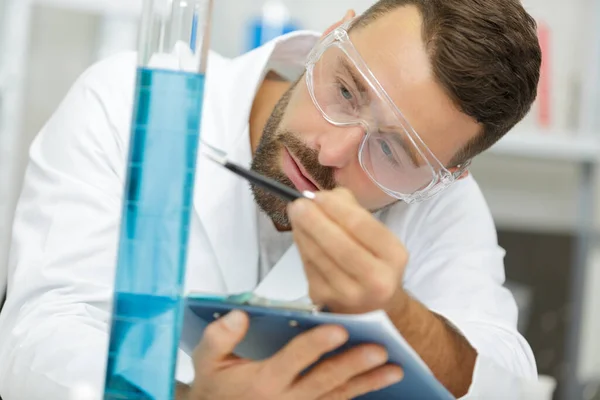 Hombre Que Trabaja Con Líquidos Laboratorio —  Fotos de Stock