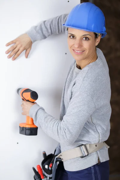 快乐的女建筑工人拿着钻具 — 图库照片