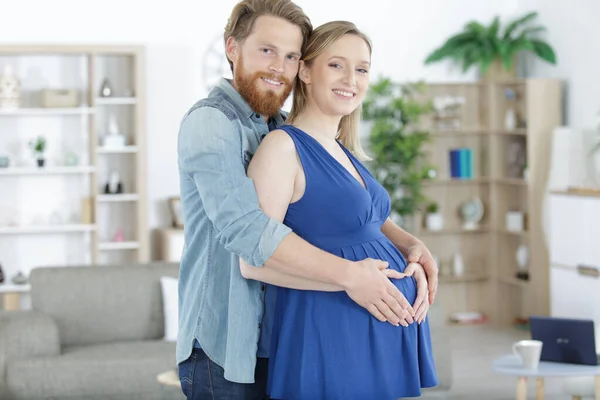 Glimlachend Zwangere Jonge Paar Knuffelen — Stockfoto