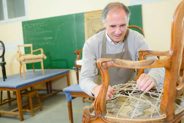 Ritratto Pensionato Piedi Suo Laboratorio Lavoro — Foto Stock