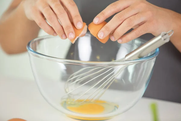 Bryta Ett Ägg Glasskål — Stockfoto