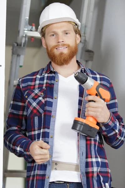 Mann Mit Bart Hält Eine Bohrmaschine Über Weißem Hintergrund — Stockfoto