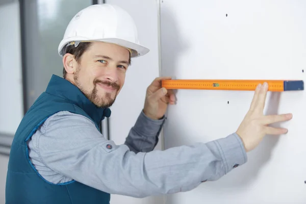Construtor Masculino Medindo Uma Parede — Fotografia de Stock