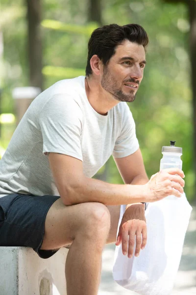 Atleta Agotado Enfriamiento Con Agua —  Fotos de Stock