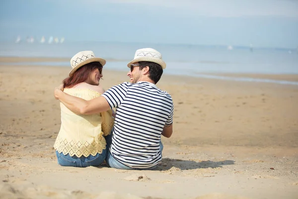 Romantikus Pár Pihentető Strandon — Stock Fotó