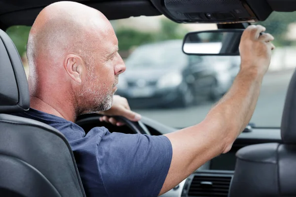 Adamın Eli Arabadaki Dikiz Aynasını Ayarlıyor — Stok fotoğraf