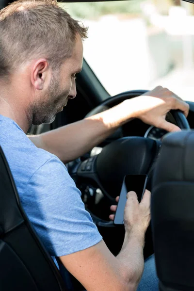 Homem Distraído Pelo Smartphone Enquanto Dirige Carro — Fotografia de Stock