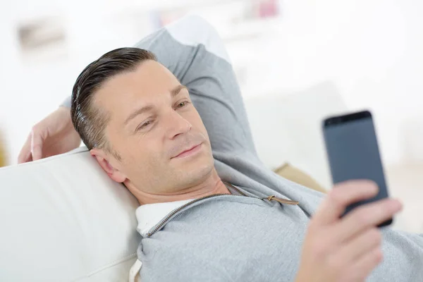 Man Håller Smarttelefon — Stockfoto