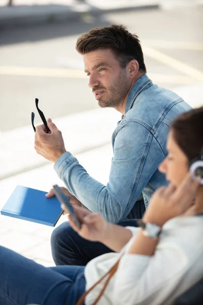 Homme Assis Avec Téléphone Portable Attendant Train — Photo