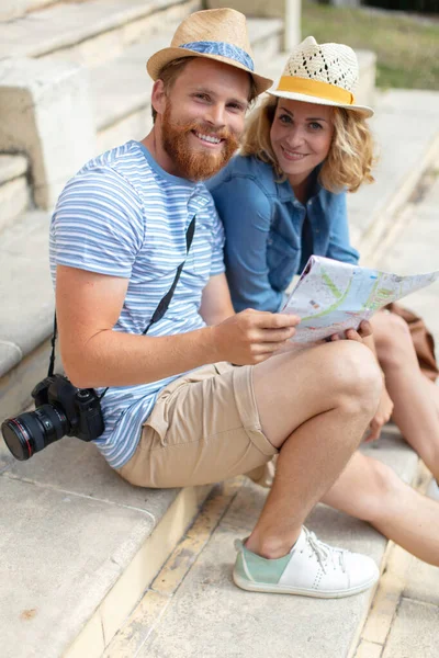 Joyeux Couple Observant Carte Discutant Leurs Vacances — Photo