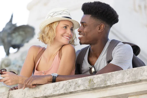 Mixed Couple Love Walking City — Stock Photo, Image