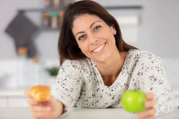 Attraktive Junge Gesunde Frau Hält Einen Apfel Und Ein Croissant — Stockfoto