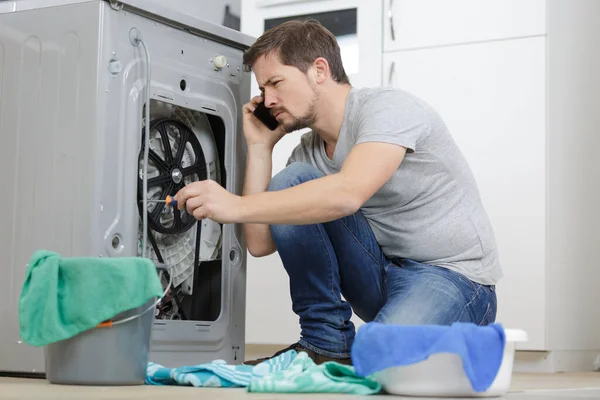 Hombre Llamando Fontanero Debido Problemas Lavadora — Foto de Stock