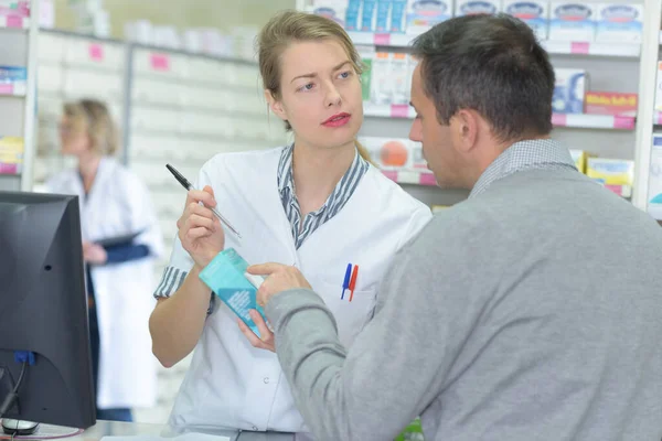 Client Colère Dans Une Pharmacie — Photo