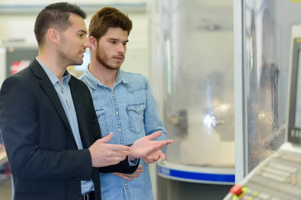 Worker Manager Discussion Looking Machinery — Stock Photo, Image