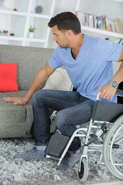 Behinderter Mann Versucht Auf Sofa Sitzen — Stockfoto