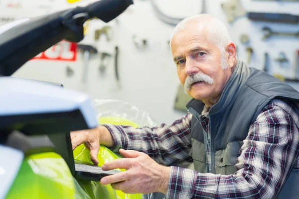 Porträt Eines Älteren Männlichen Mechanikers — Stockfoto