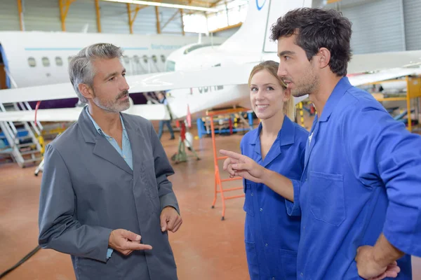 Unga Ingenjörer Med Skiftnyckel Fixerande Del Jetliner — Stockfoto