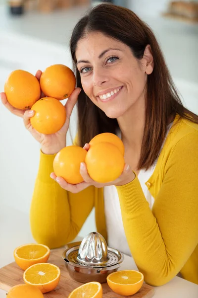 Mooi Donkerharig Meisje Met Sinaasappels Haar Handen — Stockfoto