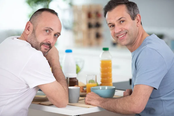 同性愛者のカップルは朝食を食べている — ストック写真