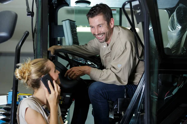 Gaffeltruckförare Och Kvinnlig Handledare Telefon — Stockfoto