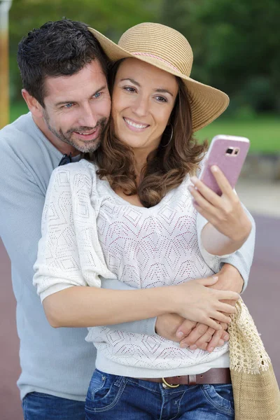 Casal Romântico Tirando Fotos Mesmos Com Smartphone — Fotografia de Stock