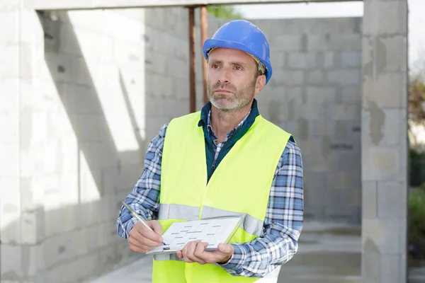 Retrato Constructor Con Portapapeles —  Fotos de Stock