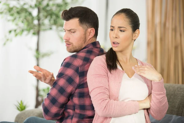 Portret Van Beledigde Vrouw Die Haar Boze Partner Negeert — Stockfoto