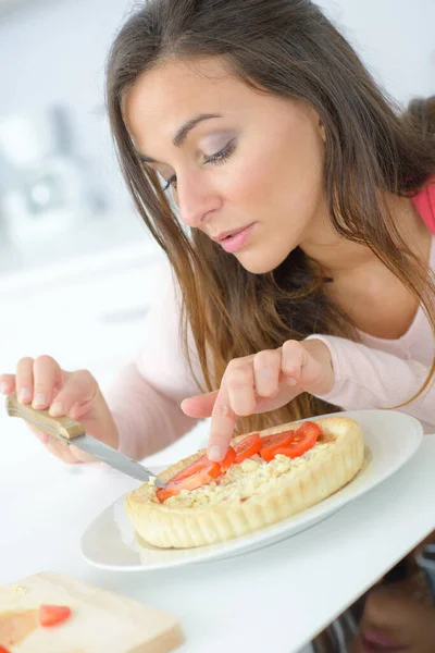 Signora Che Decora Una Quiche Con Pomodori — Foto Stock